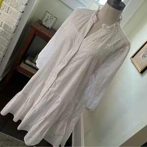 Tommy Hilfiger White eyelet dress. Attached under slip.
Fits 6-8